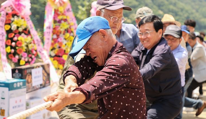 [뉴시스앵글]'주민 화합, 풍년 기원' 충주 수주마을 단오절