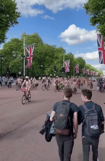 [서울=뉴시스] 영국 런던에서 수백 명이 알몸으로 자전거 행진에 나서는 진풍경이 펼쳐졌다. (사진=이브닝 스탠더드 유튜브 캡처) *재판매 및 DB 금지