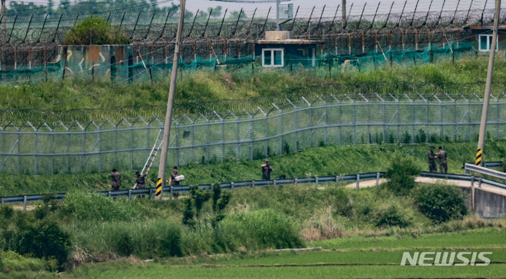 [파주=뉴시스] 김근수 기자 = 정부가 북한의 대남 오물 풍선 재살포에 대응하기 위해 대북 확성기를 설치하고 방송을 실시한 가운데 10일 경기 파주시 접경지역에서 바라본 한국 측 초소에서 군인들이 분주하게 이동하고 있다. 2024.06.10. ks@newsis.com