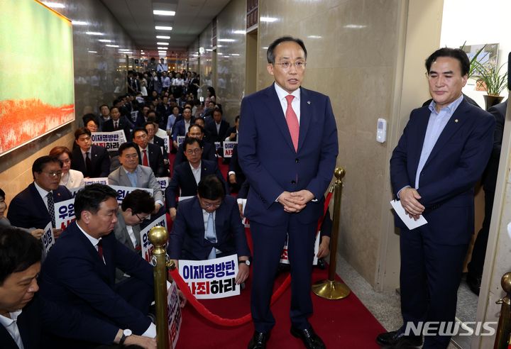 [서울=뉴시스] 조성봉 기자= 추경호 국민의힘 원내대표가 10일 오후 서울 여의도 국회 의장실 앞에서 열린 '민주당의 상임위원장 선출 절차 강행 시도 규탄' 연좌시위에서 발언을 하고 있다. 2024.06.10. suncho21@newsis.com