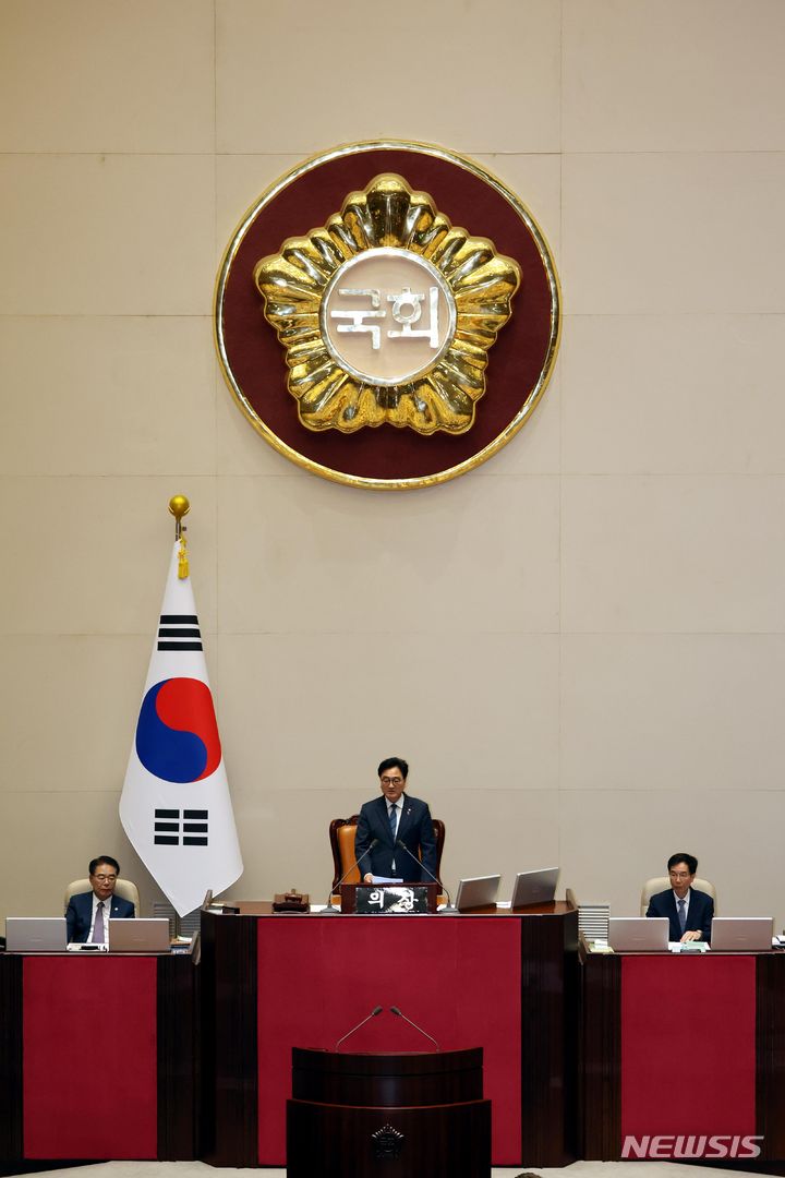 [서울=뉴시스] 고승민 기자 = 우원식 국회의장이 10일 서울 여의도 국회에서 열린 제415국회(임시회) 제2차 본회의에서 개의를 선언하고 있다. 2024.06.10. kkssmm99@newsis.com