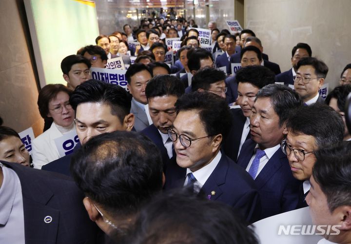 [서울=뉴시스] 고승민 기자= 우원식 국회의장이 10일 오후 국회의장실을 항의 방문한 국민의힘 의원들 사이를 뚫고 본회의장으로 들어가고 있다. 2024.06.10. kkssmm99@newsis.com