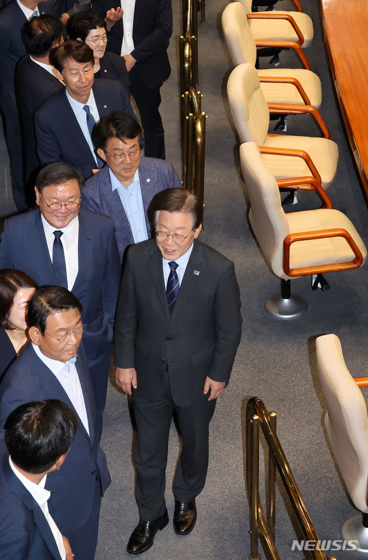 [서울=뉴시스] 조성우 기자 = 이재명 더불어민주당 대표 등 야당 의원들이 10일 오후 서울 여의도 국회에서 열린 제415회 국회(임시회) 제2차 본회의에서 법사위원장, 운영위원장을 비롯한 11개 상임위원장 선거 투표를 위해 줄을 서고 있다. 2024.06.10. xconfind@newsis.com