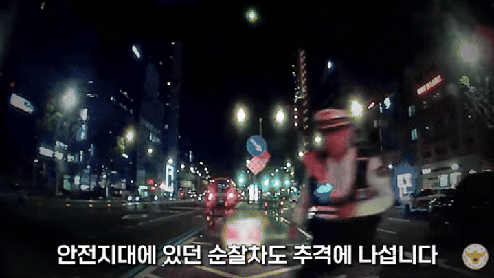 [서울=뉴시스] 지난 4일 경찰청 유튜브에 따르면 음주측정을 거부했던 운전자가 추격전 끝에 검거되었다고 밝혔다. 도주하는 운전자 차량을 추격하는 경찰 모습 (사진=경찰청 유튜브) *재판매 및 DB 금지