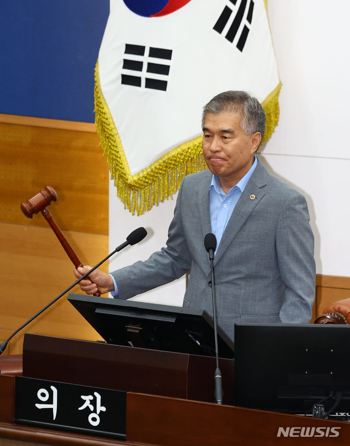 [서울=뉴시스] 황준선 기자 = 김현기 서울시의회 의장이 11일 오전 서울 중구 서울시의회에서 열린 제324회 시의회 정례회 제2차 본회의에서 의사봉을 두드리고 있다. 2024.06.11. hwang@newsis.com