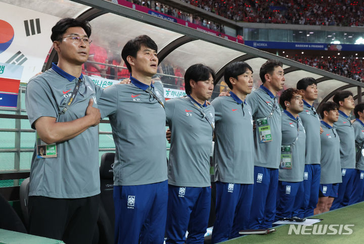 [서울=뉴시스] 황준선 기자 = 김도훈 대한민국 축구 국가대표팀 감독과 코칭 스태프들이 11일 오후 서울 마포구 서울월드컵경기장에서 열린 2026 국제축구연맹(FIFA) 북중미 월드컵 아시아 지역 2차 예선 조별리그 C조 6차전 한국과 중국의 경기 시작 전 애국가를 부르고 있다. 2024.06.11. hwang@newsis.com