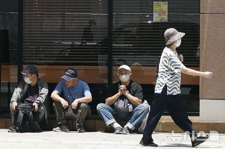 [도쿄=AP/뉴시스]지난 6월12일 일본 도쿄에서 더운 햇살 아래 그늘에서 노인들이 쉬고 있다. 2024.11.20. 