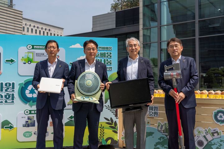 11일 농협금융 본사 광장에서 열린 폐전자제품 기부행사에 참석한 (왼쪽부터)윤해진 농협생명 대표이사, 이석용 농협은행 은행장, 이석준 농협금융지주 회장, 서국동 농협손해보험 대표이사가 각각 가정에서 쓰던 폐가전을 기부하고 있다. (사진=농협금융 제공) *재판매 및 DB 금지