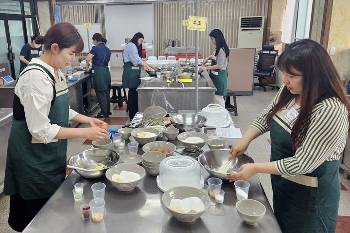 [태안=뉴시스] 지난 5일 태안군농업기술센터 농산물가공교육장에서 지역 학교 급식 관계자들이 ‘2024년 우리쌀 가공식품 활용 전문교육’을 받고 있는 가운데 디저트 만들기 실습을 하고 있다. (사진=태안군 제공) 2024.06.12. *재판매 및 DB 금지