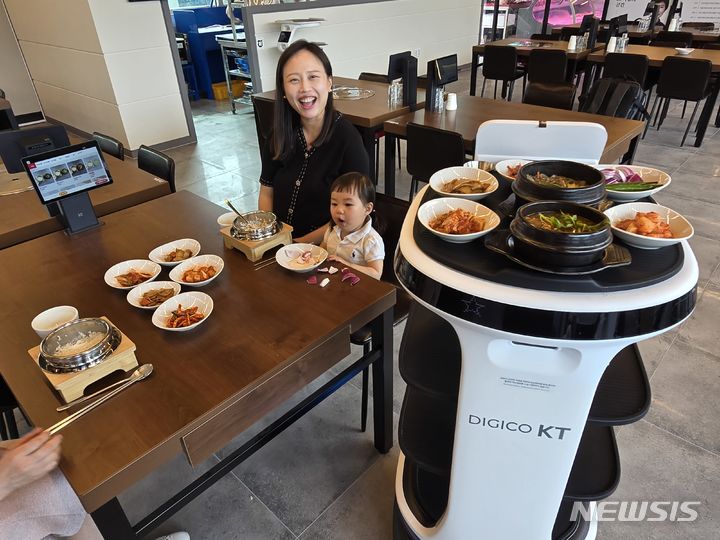 [여수=뉴시스]여수관을 찾은 고객이 하이오더로 편리하게 주문하고 서빙로봇으로 음식을 제공받아 식사를 하는 모습. (사진 KT 제공) praxis@newsis.com