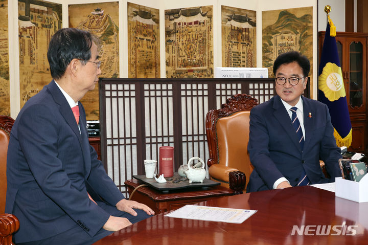 [서울=뉴시스] 조성우 기자 = 우원식 국회의장이 12일 오후 서울 여의도 국회에서 한덕수 국무총리를 접견하며 발언하고 있다. 2024.06.12. xconfind@newsis.com