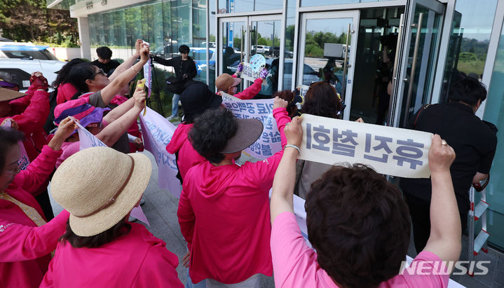 [서울=뉴시스] 추상철 기자 = 13일 오전 서울 용산구 대한의사협회를 항의 방문한 한국유방암환우총연합회가 휴진 철회를 촉구하고 있다. 2024.06.13. scchoo@newsis.com