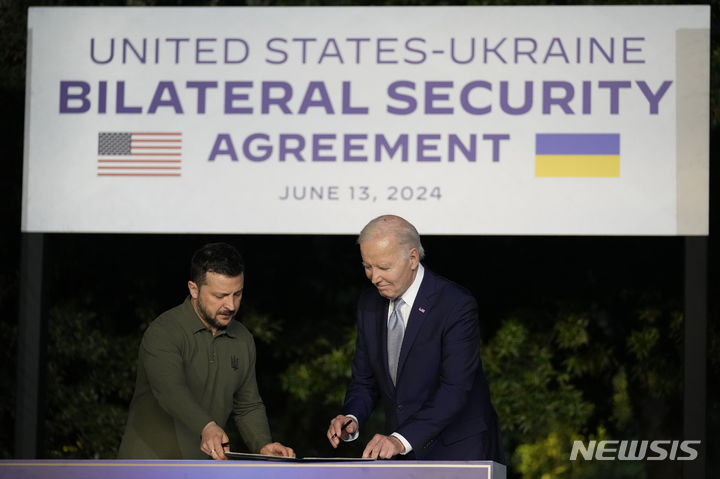 [파사노=AP/뉴시스]조 바이든 미국 대통령과 볼로디미르 젤렌스키 우크라이나 대통령은 13일(현지시각) 이탈리아 사벨레트리 파사노에서 양국간 안보협정 서명식에 참여하고 있다. 2024.06.14.