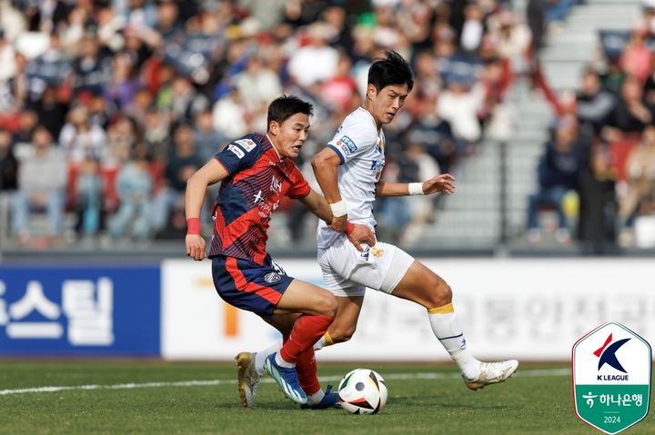 [서울=뉴시스] 프로축구 김천 상무 정치인이 지난 4월6일 '하나은행 K리그1 2024' 6라운드 광주FC와의 경기에서 광주 안영규와 볼 경합을 펼치고 있다. (사진=한국프로축구연맹 제공) 2024.04.06. *재판매 및 DB 금지