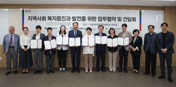 김학만(왼쪽 여섯번째) 센터장 등 참석자들 *재판매 및 DB 금지