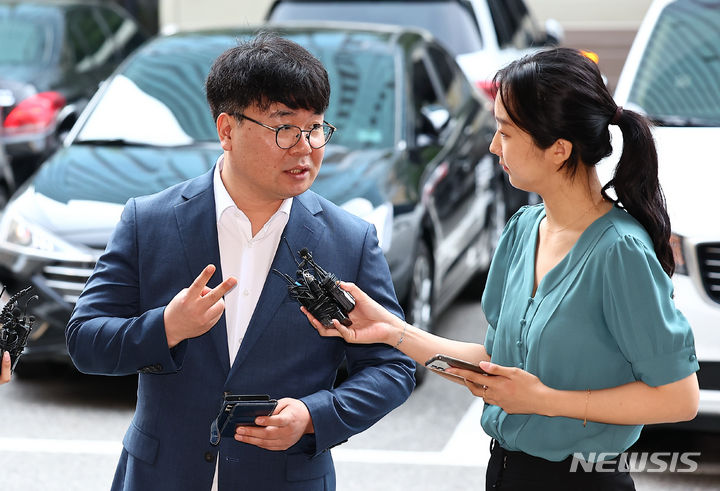 [서울=뉴시스] 김근수 기자 = 김건희 여사 명품백 수수 의혹 폭로와 관련해 서울의 소리 이명수씨가 14일 서울 영등포구 영등포경찰서에 출석하며 입장을 밝히고 있다. 2024.06.14. ks@newsis.com