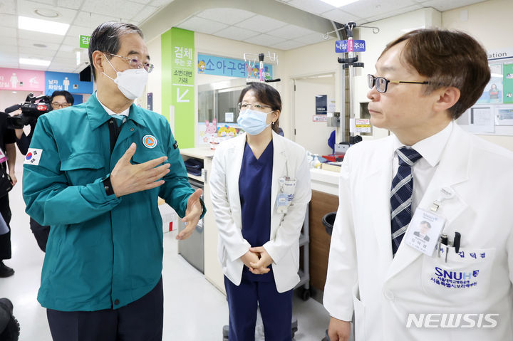 [서울=뉴시스] 김진아 기자 = 한덕수 국무총리가 지난 6월14일 오전 서울 동작구 보라매병원을 방문해 김덕겸 보라매병원 진료부원장과 응급의료센터 내부를 둘러보고 있다. (공동취재) 2024.06.14. photo@newsis.com