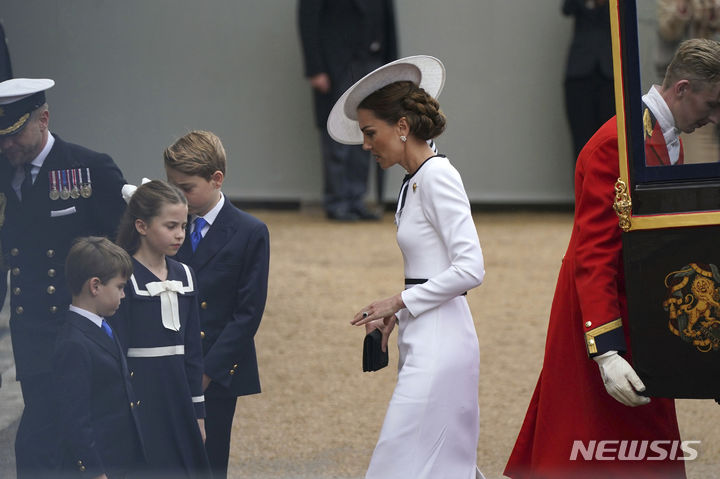 [런던=AP/뉴시스]케이트 미들턴 영국 왕세자빈이 15일(현지시각) 찰스 3세 생일 행사에 참석하기 위해 자녀들과 이동하는 모습. 2024.06.16.