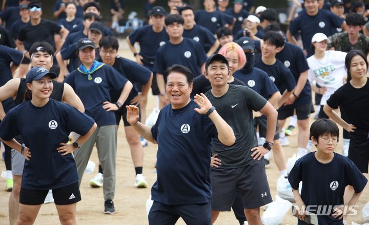 [안양=뉴시스] 최대호 안영시장과 시민들이 달리기에 앞서 준비운동을 하고 있다. 안양시 제공