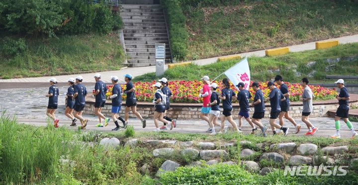 [안양=뉴시스] 시민들이 안양천을 달리고 있다. 안양시 제공