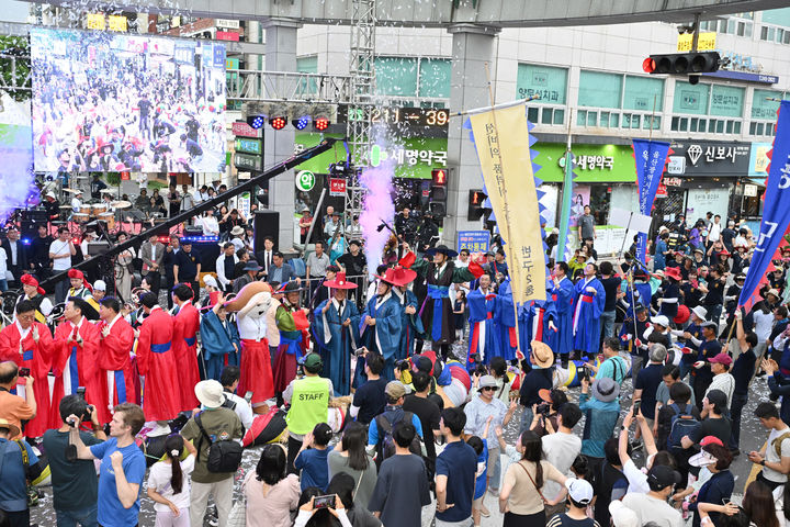 [울산=뉴시스] 구미현 기자 = 대한민국에서 가장 먼저 열리는 여름축제 '2024태화강마두희축제'가 14일 개막식을 시작으로 16일까지 3일간 울산 중구 성남동과 태화강변 일원에서 많은 시민들이 참석한 가운데 개최했다. 2024,06.16. (울산시 중구 제공) *재판매 및 DB 금지