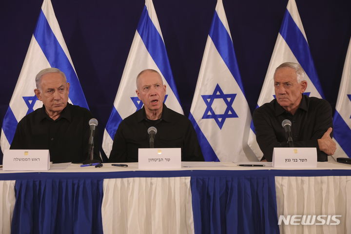[텔아비브=AP/뉴시스] 이스라엘의 전시 내각이 17일 해산했다. 구성 직후인 지난해 10월 말 군 기지에서 기자회견 하는 베냐민 네타냐후 총리(왼쪽), 요아브 갈란트 국방장관(가운데), 베니 간츠 전국방장관 겸 야당 청백당 대표 모습. 2024.06.18.
