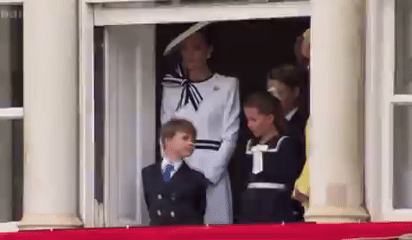 영국 윌리엄 왕세자의 막내아들 루이(6) 왕자가 런던에서 열린 찰스 3세 영국 국왕의 생일행사에서 군가에 맞춰 춤을 추는 모습이 포착됐다.(사진= 엑스 캡처)