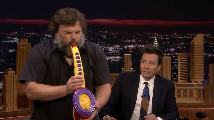 [서울=뉴시스] 배우 잭 블랙이 장난감 악기 '색소붐'을 사용하는 모습 (사진=The Tonight Show Starring Jimmy Fallon 유튜브 채널 캡처) 2024.06.17. photo@newsis.com *재판매 및 DB 금지