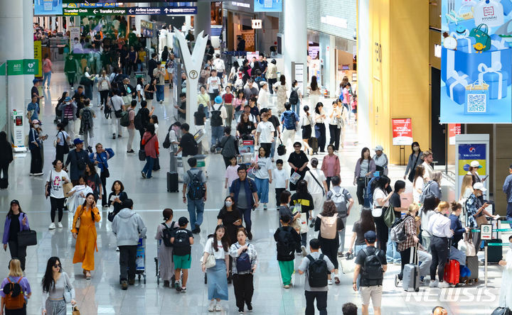 [인천공항=뉴시스] 황준선 기자 = 지난달 17일 인천국제공항 면세구역이 여행객으로 붐비고 있다. 2024.07.19. hwang@newsis.com