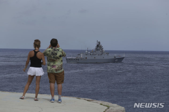[아바나=AP/뉴시스] 러시아 핵잠수함이 포함된 함대가 쿠바에서의 훈련을 마치고 17일(현지시각) 아바나를 떠났다. 아바나항에서 현지 주민들이 떠나는 러시아 군함을 지켜보는 모습. 2024.06.18