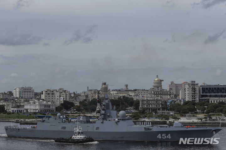 [아바나=AP/뉴시스] 러시아 핵잠수함이 포함된 함대가 쿠바에서의 훈련을 마치고 17일(현지시각) 아바나를 떠났다. 러시아 북방함대 소속 고르시코프 제독 호위함이 아바나항을 떠나는 모습. 2024.06.18 
