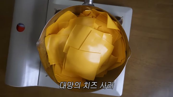 [서울=뉴시스] 유튜브 채널 '먹어볼래'의 '치즈 100장으로 불닭 라면사리 끓이기' 영상 (사진= 유튜브 채널 '먹어볼래' 캡처 ) 2024.6.19. photo@newsis.com *재판매 및 DB 금지