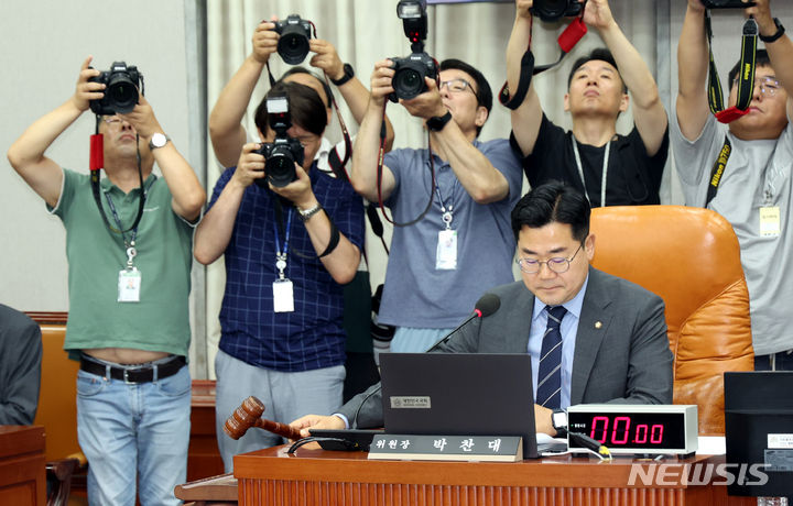 [서울=뉴시스] 조성봉 기자= 박찬대 국회 운영위원장이 18일 오전 서울 여의도 국회에서 열린 국회운영위 첫 전체회의에서 의사봉을 두드리고 있다. 이날 국민의힘은 제22대 국회 원 구성 관련 결정에 항의하며 불참했다. 2024.06.18. suncho21@newsis.com