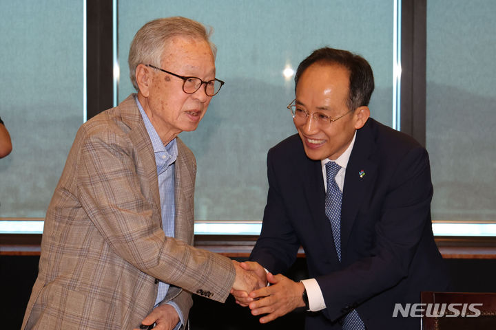 [서울=뉴시스] 권창회 기자 = 추경호 국민의힘 원내대표가 18일 오후 서울 여의도 내 한 식당에서 박희태 전 국회의장을 만나 악수하고 있다. 2024.06.18. kch0523@newsis.com