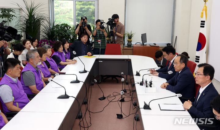 [서울=뉴시스] 조성봉 기자= 추경호 국민의힘 원내대표가 18일 오후 서울 여의도 국회 원내대표실에서 열린 10.29 이태원참사 유가족 면담에서 발언을 하고 있다. 2024.06.18. suncho21@newsis.com