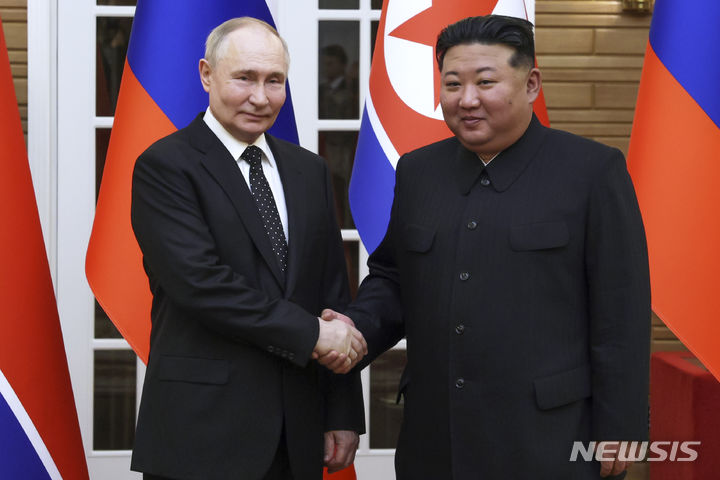 [평양=AP/뉴시스] 블라디미르 푸틴(왼쪽) 러시아 대통령이 19일 북한 평양에서 김정은 북한 국무위원장과 회담에 앞서 악수하며 포즈를 취하고 있다. 2024.06.19.