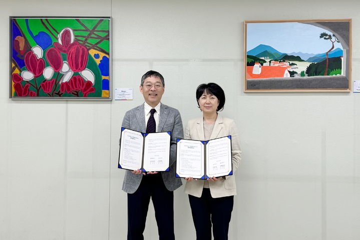 [수원=뉴시스] 차석원 융기원 원장(왼쪽)과 원미정 경기복지재단 대표이사가 기념촬영을 하고 있다. (사진=융기원 제공) 2024.06.19. photo@newsis.com *재판매 및 DB 금지