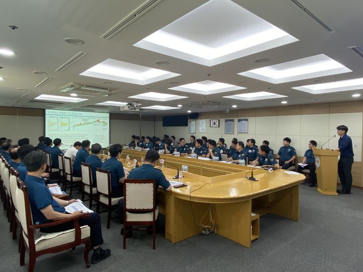 [부산=뉴시스] 부산경찰청은 19일 연제구 부산경찰청 회의실에서 여름철 자연 재난인 집중호우와 태풍을 대비하기 위해 재난안전교육 및 상황 조치훈련을 진행했다. (사진=부산경찰청 제공) 2024.06.19. photo@newsis.com *재판매 및 DB 금지