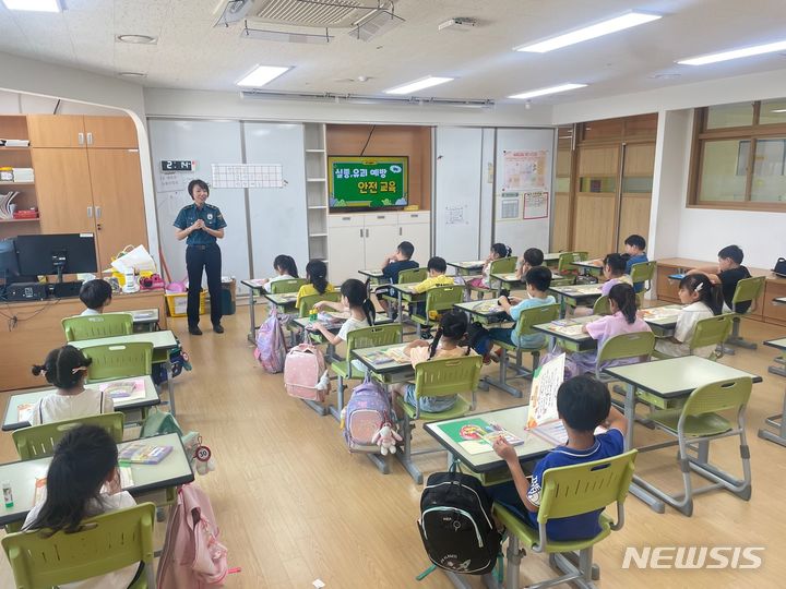 [서울=뉴시스] 종암경찰서가 19일 서울 성북구 장위초등학교 늘봄교실에서 교통안전교실을 운영했다. 초등학교 1학년 학생 37명을 대상으로 학교폭력 예방교육, 실종유괴 예방교육, 교통안전교육 등을 진행했다. (사진=종암경찰서 제공) 2024.06.19. photo@newsis.com