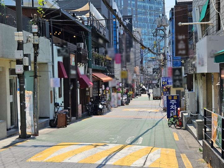 [서울=뉴시스] 이태성 기자 = 19일 오후 서울 서대문구의 한 식당가. 한창 손님이 몰려야 할 점심시간이었지만 거리가 썰렁하다. 2024.06.19. victory@newsis.com *재판매 및 DB 금지