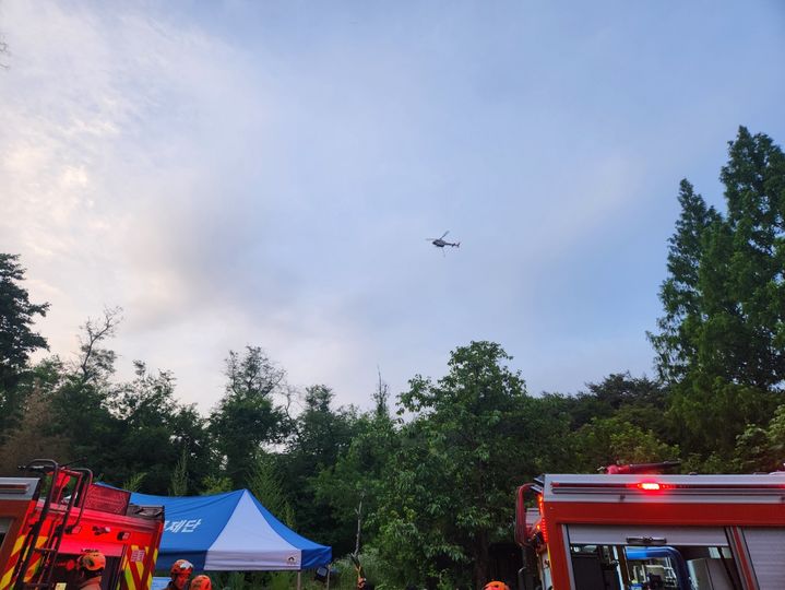 [광주=뉴시스] 19일 오후 광주 북구 생용동 한 야산에서 난 산불이 재발화해 당국이 헬기를 동원, 진화 작업을 벌이고 있다. (사진=독자 제공) 2024.06.19. photo@newsis.com *재판매 및 DB 금지