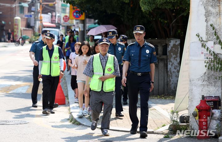 [서울=뉴시스] 종암경찰서, 학교전담·범죄예방경찰관, 아동안전 지킴이들이 지난 6월19일 서울 성북구 장위초등학교 인근 늘봄학교 통학로에서 안전점검 및 합동순찰을 하고 있다. (사진=뉴시스DB). 2024.09.19. photo@newsis.com