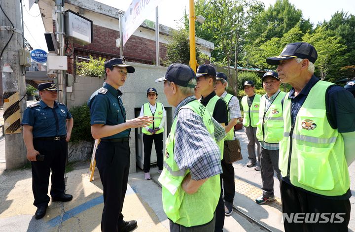 [서울=뉴시스] 김선웅 기자 = 종암경찰서 김광은 여성청소년과장이 19일 서울 성북구 장위초등학교 앞에서 늘봄학교 통학로 순찰 및 안전점검 시작 전 아동안전지킴이들에게 관련 내용을 설명하고 있다. 2024.06.19. mangusta@newsis.com