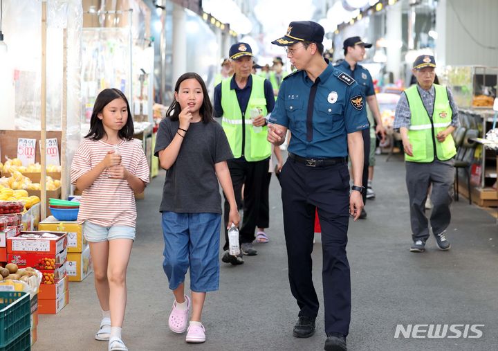 [서울=뉴시스] 김선웅 기자 = 종암경찰서 김광은 여성청소년과장이 19일 서울 성북구 장위초등학교 인근 늘봄학교 통학로에서 학교전담경찰관, 범죄예방경찰관, 교통안전 담당, 아동안전지킴이와 안전점검 및 합동순찰을 하며 동행한 장위초 학생들에게 각종 안전 사항에 대해 설명하고 있다. 2024.06.19. mangusta@newsis.com