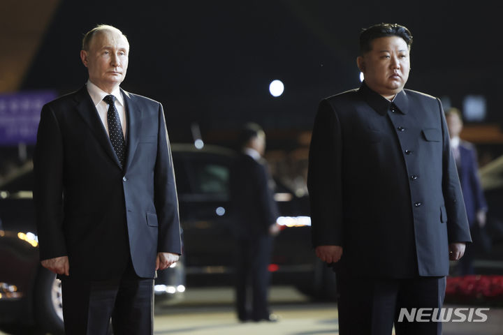 [평양=AP/뉴시스] 블라디미르 푸틴(왼쪽) 러시아 대통령이 19일 평양 외곽 순안국제공항에서 베트남으로 떠나기 전 김정은 북한 국무위원장의 배웅을 받고 있다. 2024.06.20.