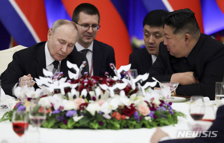 [평양=AP/뉴시스] 블라디미르 푸틴(왼쪽) 러시아 대통령과 김정은 북한 국무위원장이 19일 평양 모란관 영빈관에서 열린 정상회담 만찬 중 얘기를 나누고 있다. 2024.06.20.