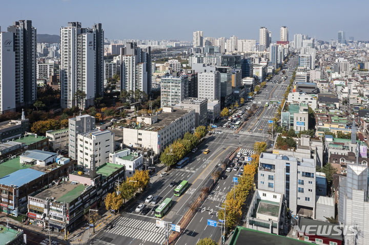 [서울=뉴시스]서울역사박물관은 조선시대부터 현재까지 시흥동의 시간 흐름을 따라 조사한 '시흥동, 서울 서남부 전통과 현대의 중심' 보고서를 발간했다고 20일 밝혔다. 사진은 현재의 시흥대로 모습. (사진=서울시 제공). 2024.06.20. photo@newsis.com 