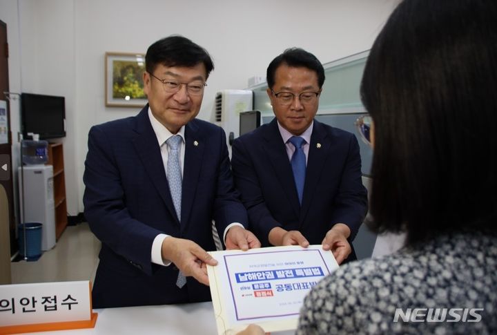 [창원=뉴시스] 20일 국회에서 국민의힘 정점식(사진 왼쪽, 통영고성) 국회의원과 더불어민주당 문금주(고흥·보성·장흥·강진) 국회의원이 '남해안권 발전 특별법안'을 여·야 공동대표발의로 접수하고 있다.(사진=경남도 제공) 2024.06.20. photo@newsis.com