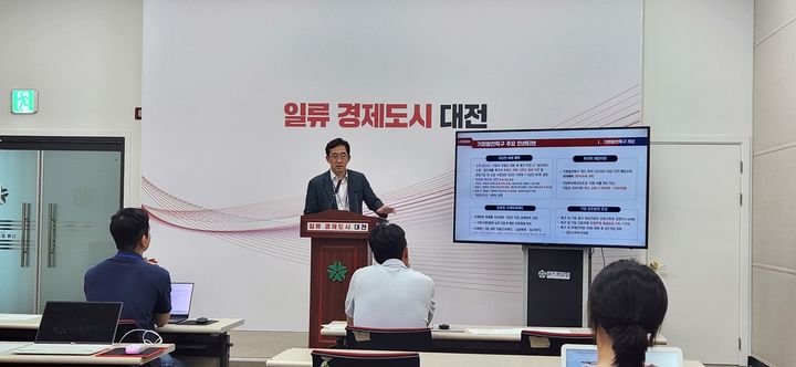 [대전=뉴시스]한선희 대전시 전략사업주진실장이 20일 시청 브리핑실에서 기회발전특구 지정과 관련해 설명하고 있다. 2024. 06. 20 *재판매 및 DB 금지