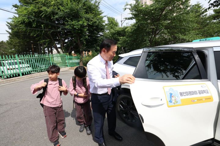 [용인=뉴시스] 임태희 경기도교육감이 20일 오후 경기 용인시 처인구 장평초등학교에서 백암초등학교까지 초등생들과 함께 공유택시를 이용하고 있다. (사진=경기도교육청 제공) 2024.06.20. photo@newsis.com *재판매 및 DB 금지